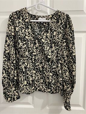 Gibson Latimer Black and Cream Abstract V-Neck Blouse